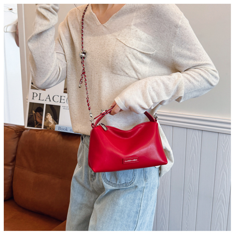 A stylish and elegant hand-held small square bag for women in the summer of 2025, featuring an Instagram-chic and high-end single-shoulder crossbody women's bag undefined