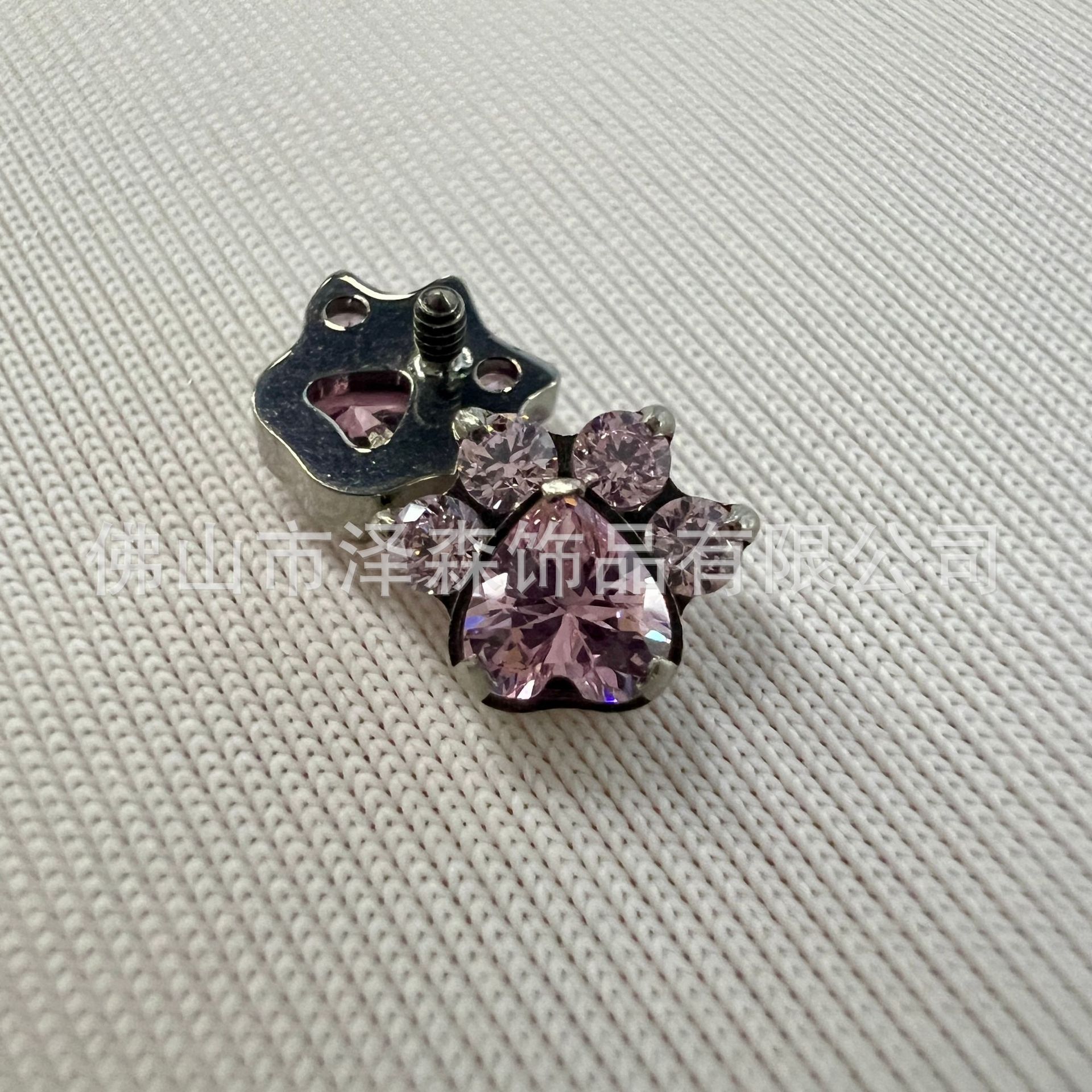 16G labret stud size and finish detail