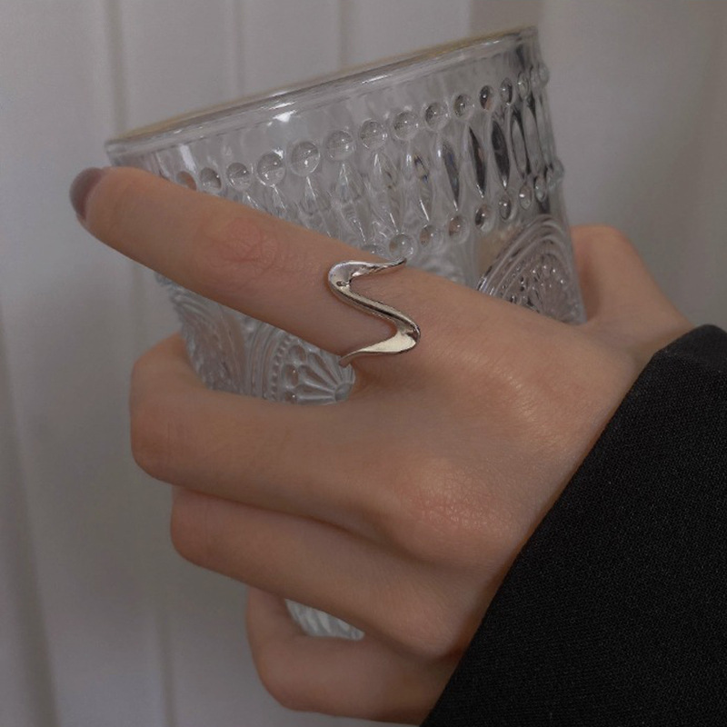 Anello in metallo stile minimalista con dito indice aperto e regolabile Mobius Twisted French Wave_voghion.com