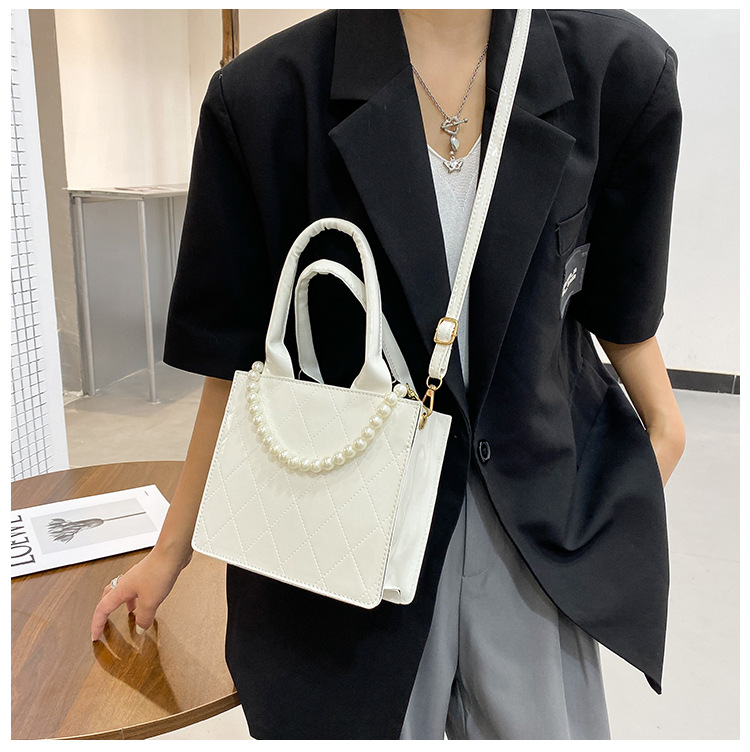 Fashion Solid Color Plaid Texture Pearl Chain Messenger Bag Wholesale Nihaojewelry display picture 9