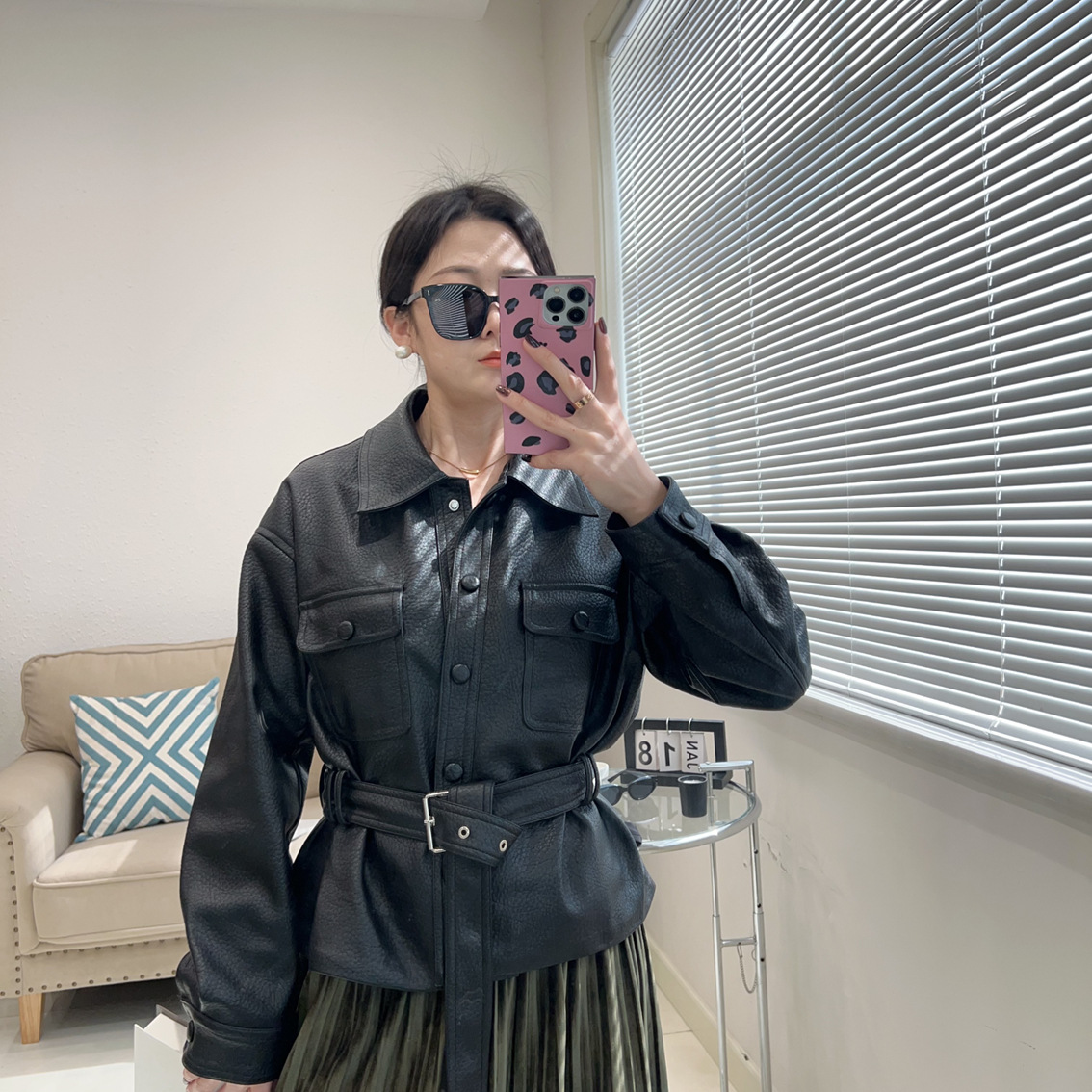 Song Jia's Same Style Haining Leather Jacket for Women, Short Style, Elegant Leather Jacket, Motorcycle Style, 2026 New High-End Fashion with a Turn-Down Collar