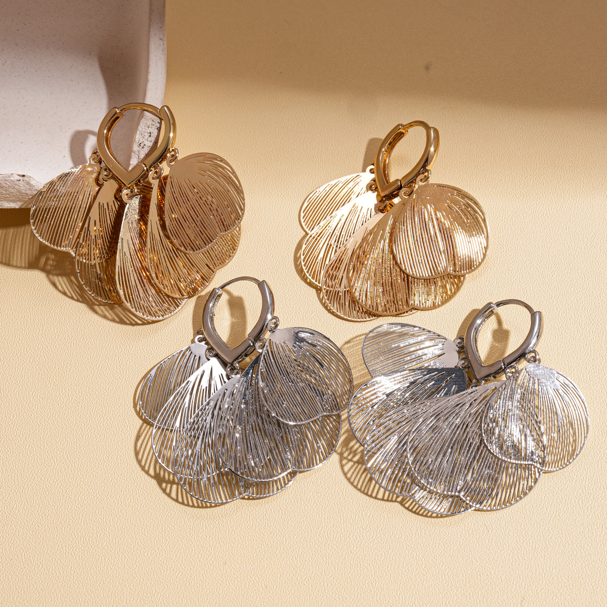 Personalidad europea y americana sensación metálica hueco en forma de corazón perfiles de pétalos temperamento nicho transfronterizo alta sensación de estilo único pendientes de moda