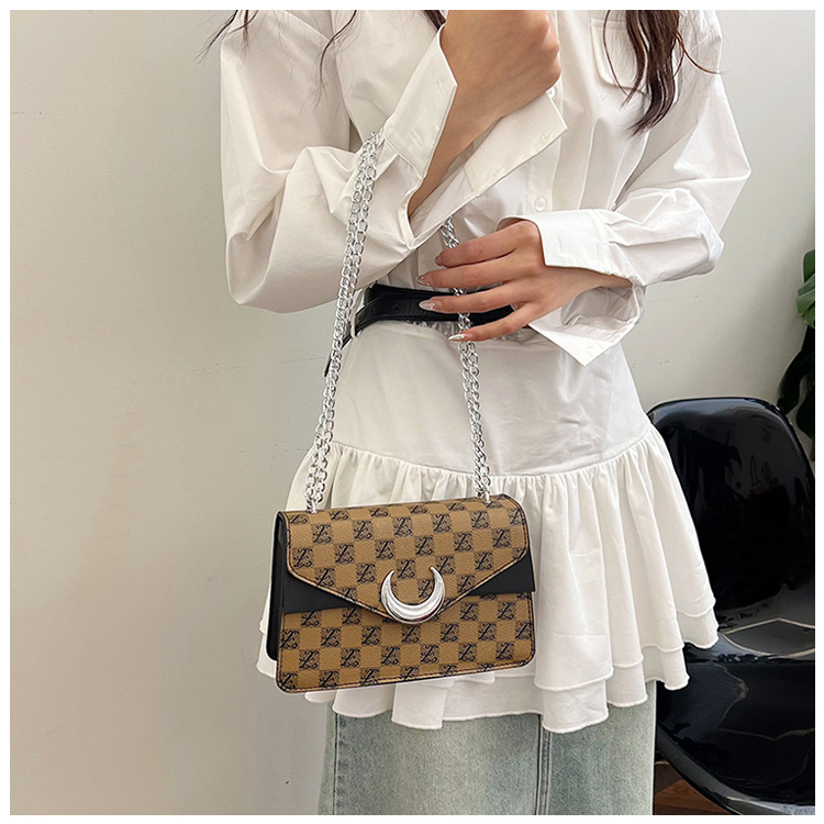 Korean version armpit small square 2024 new texture fashionable letter printed handbag personalized single shoulder_voghion.com