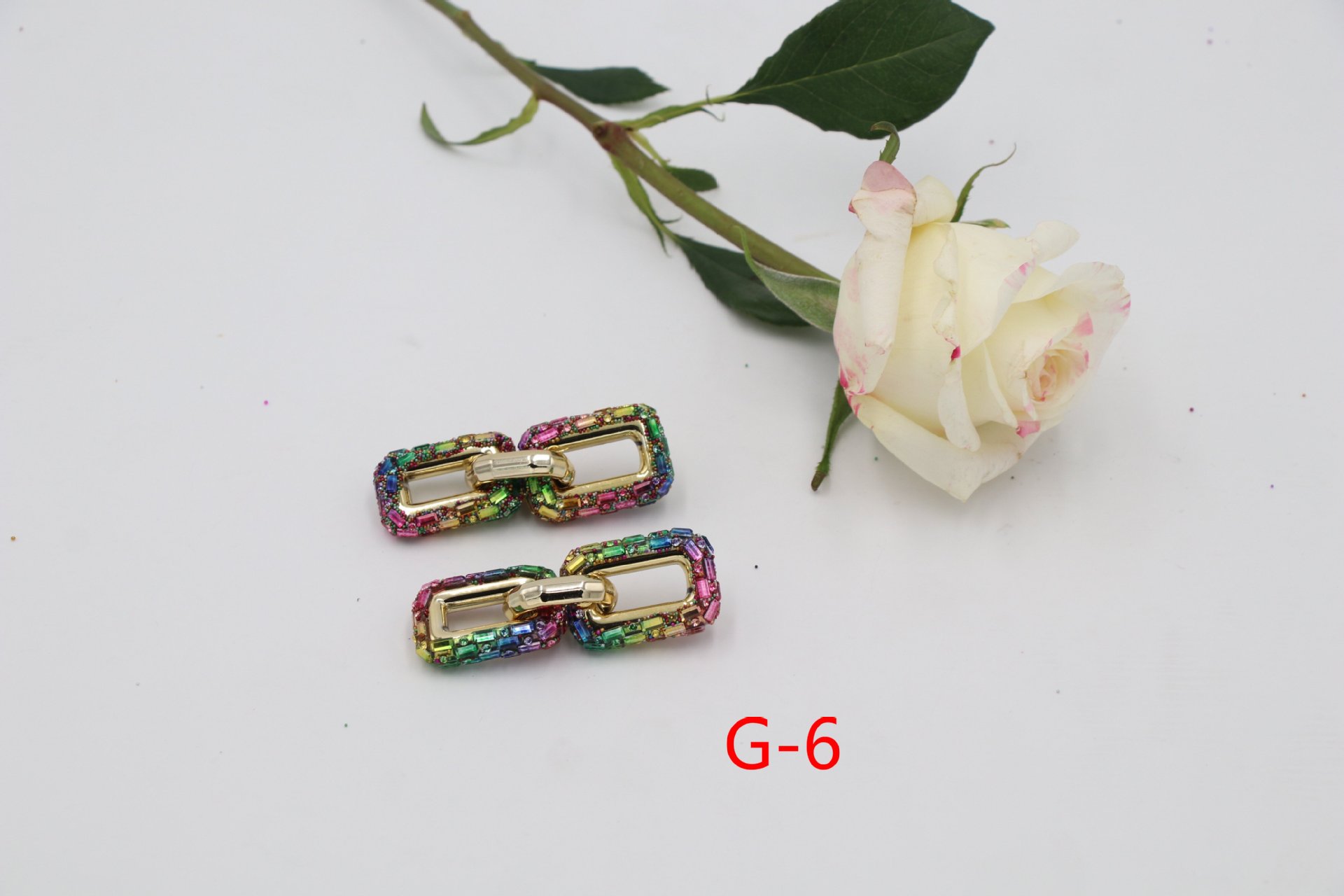 Orecchini pendenti a catena con diamanti geometrici_voghion.com