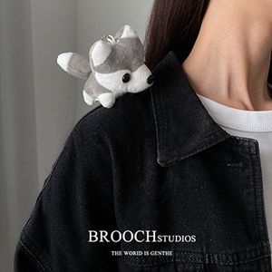 Cadena de dibujos animados broches de pelusa lindas muñecas pines creativos accesorios de pareja al por mayor joyas colgantes nicho