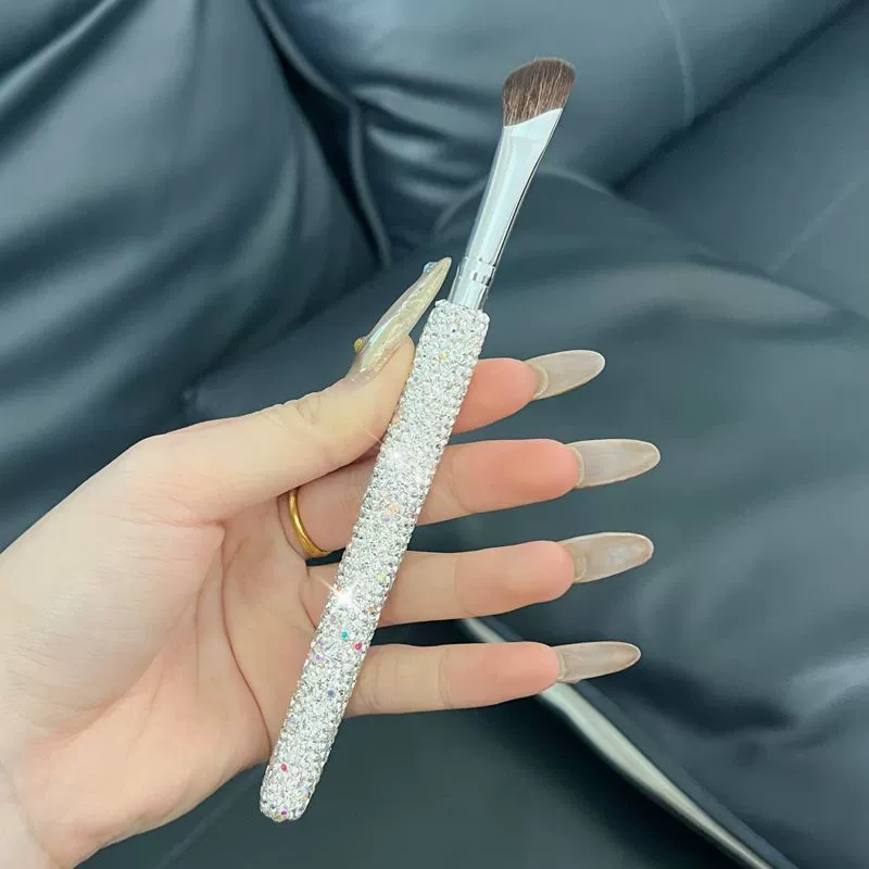 Инкрустированная бриллиантами кисть для теней с сickle носом для лица, угловая контурная кисть для начинающих, кисть для красоты носа, ножевидная угловая головка, маленькая веерообразная форма.