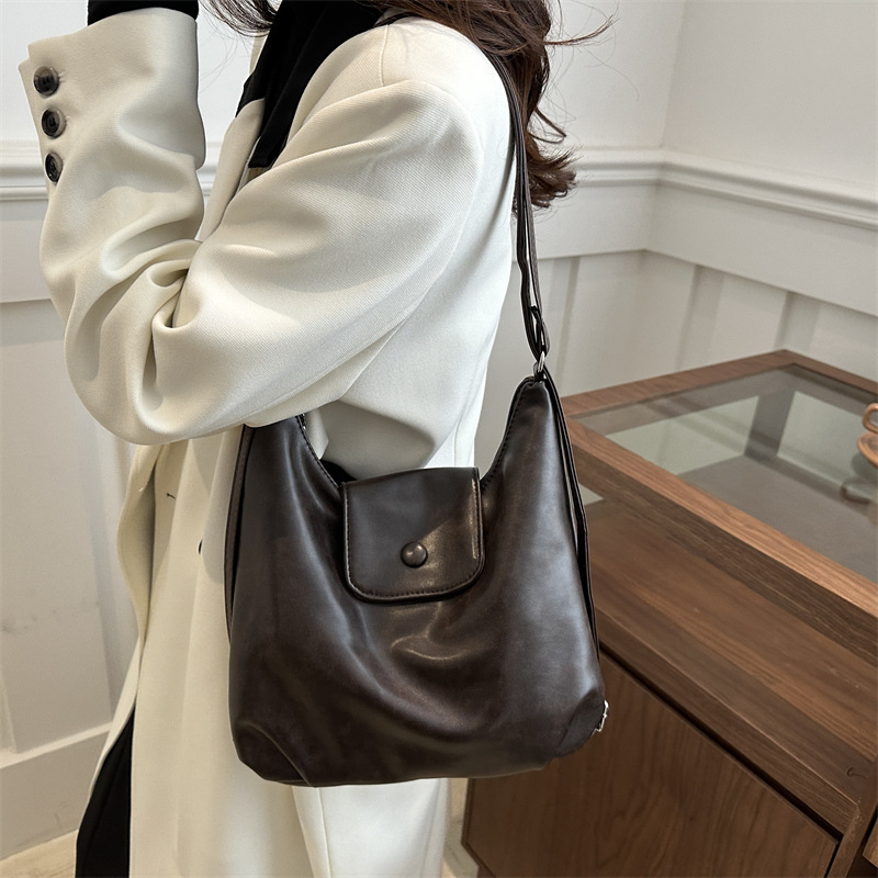 Bolsa de hombro retro debajo de las axilas, bolso de hombro para estudiantes universitarios de clase, bolso de ocio de nicho de invierno 2024