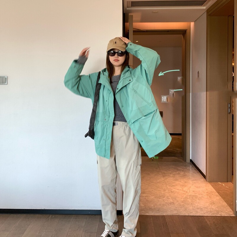 091606 Autumn 2026 new collection: versatile, water-resistant, hooded, mid-length jacket with multiple pockets, designed for women's workwear 091606 Autumn 2026 new collection: versatile, water-resistant, hooded, mid-length jacket with multiple pockets, designed for women's workwear