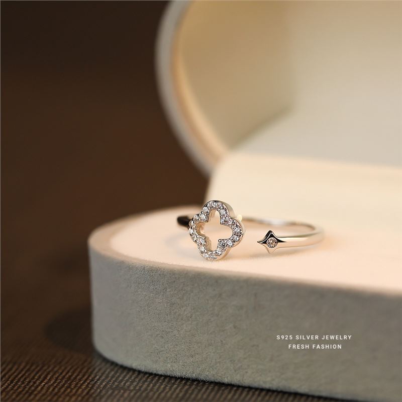 Anello quadrifoglio in argento con diamanti micro incastonati_voghion.com