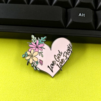 Yaxa sancaqları Heart-Shaped Pink Badge Faith