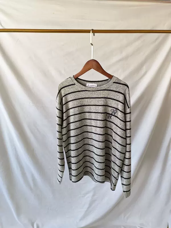 เสื้อไหมพรมแขนยาวลายทาง ปักลายคนจิ๋ว