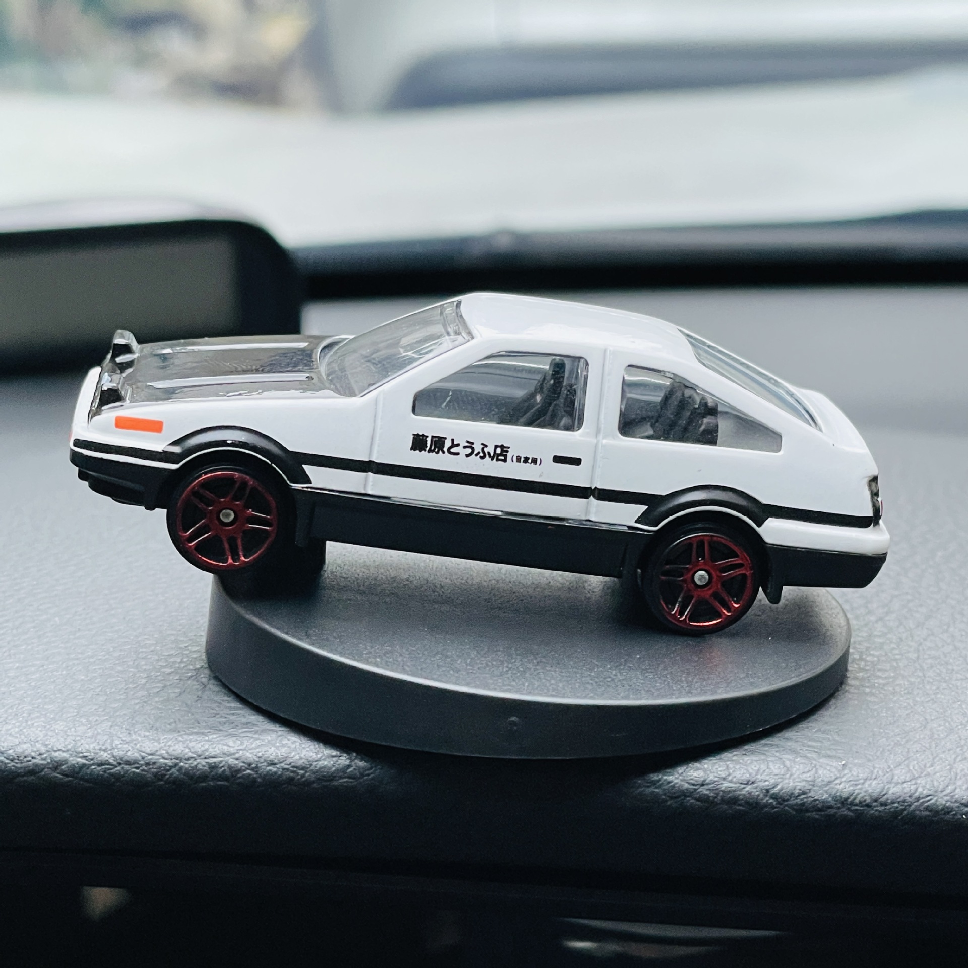폭발 AE86 드리프트 자동차 회전 장식품 합금 자동차 모델 센터 콘솔 하이 엔드 자동차 펜던트 장식품 도매