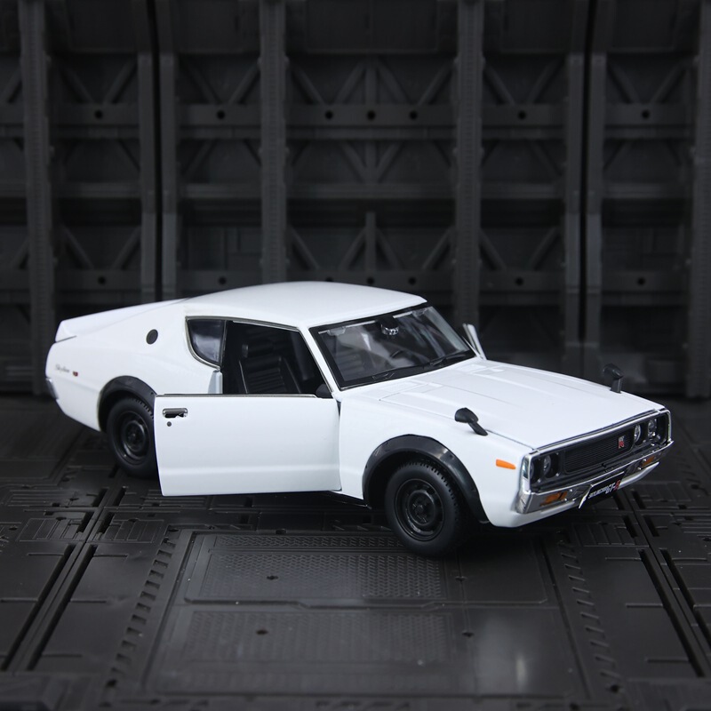Maisto 31528 Simulation Skyline 2000Gt Alloy-R Supercar Model Static Car Ornament 1973 Model