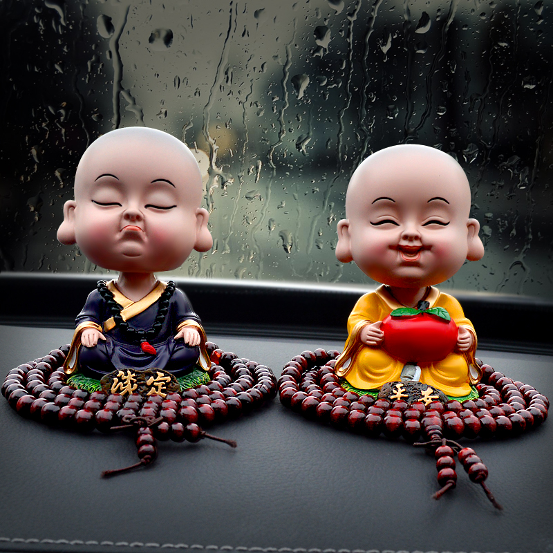 자동차 장식품 흔들기 작은 스님 진정 평화 자동차 액세서리 자동차 수지 흔들리는 머리 인형 귀여운 남녀 용품
