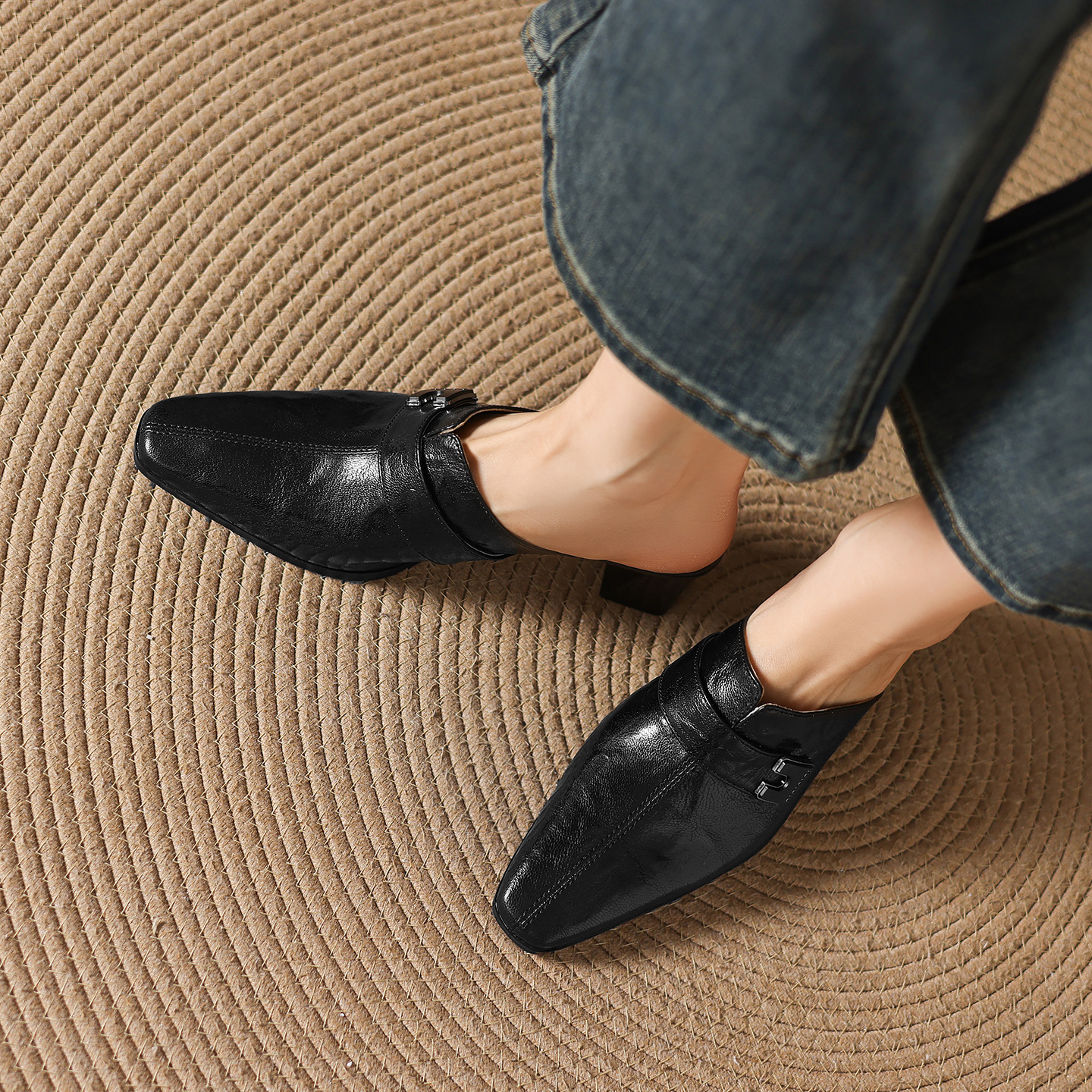 Dép sandal cao gót nữ mũi nhọn quai ngang da dê gót thô 5 cm — đen