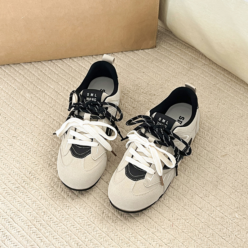 Two-color universal shoelaces