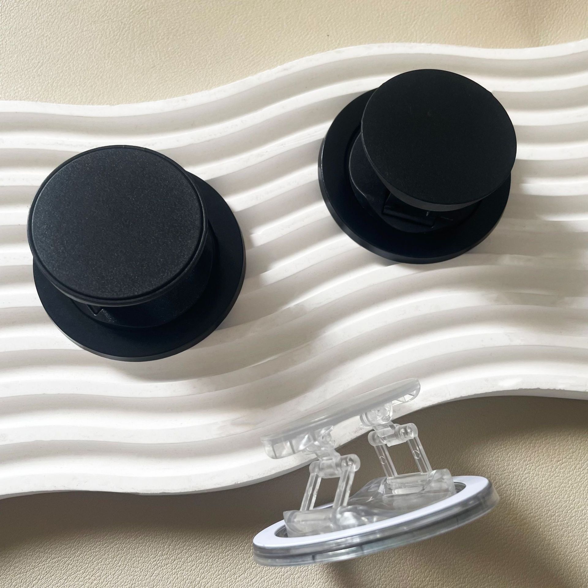 Mini viento negro y blanco plegable absorción multifuncional soporte de teléfono móvil perezoso escritorio drama accesorios de caso de teléfono móvil versátil