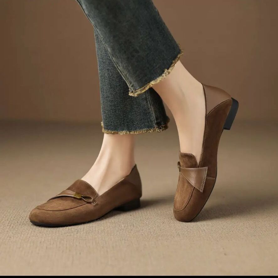 2026 verano de la nueva moda vaquín de estilo universal zapatos de moda de mujer con un pie plano