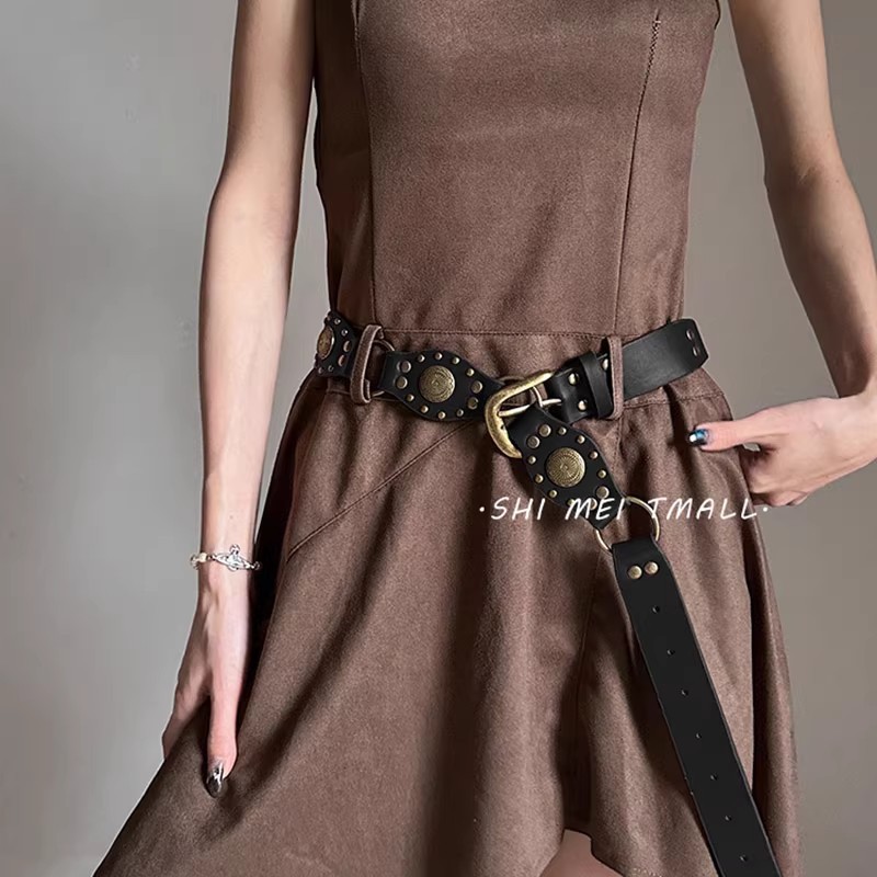 Cinturón de mujer 2025 nuevo estilo de alta sensación con faldas jeans con remaches accesorios de nicho de estilo de tierra de desecho de la moda de cinturón de cuero