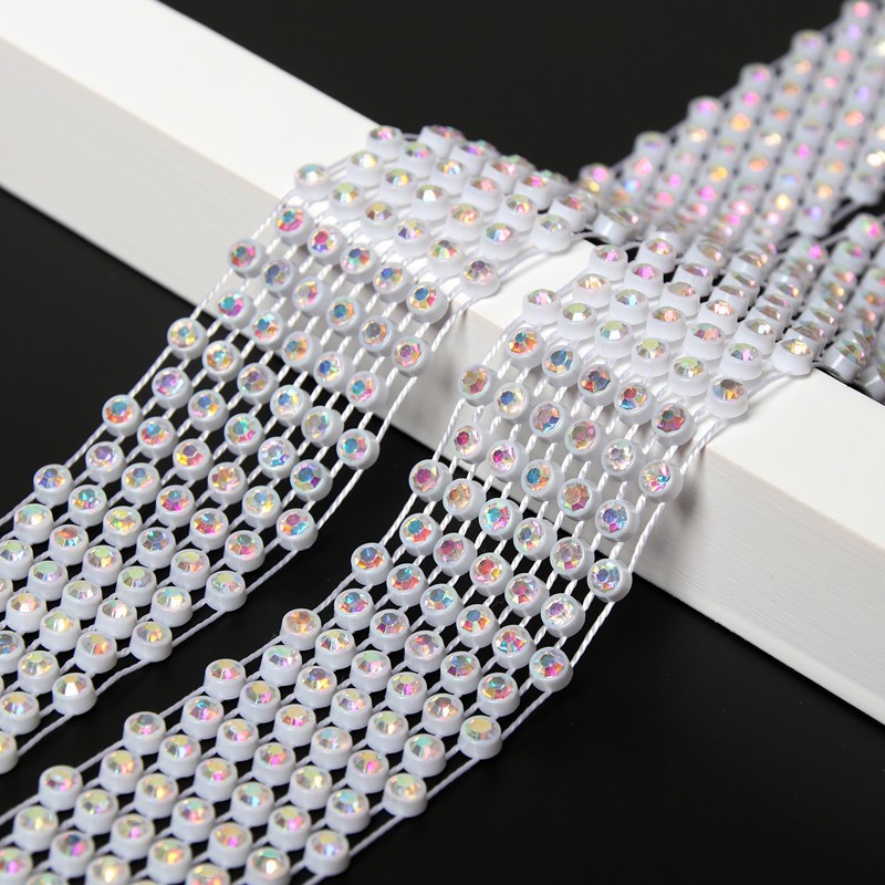 흰색 바탕에 뾰족한 컬러 다이아몬드