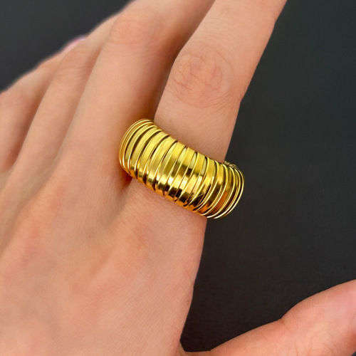 European and American trendy street photography, simple spiral pattern snake ring ring, stainless steel metal texture, fashionable men's internet celebrity ring