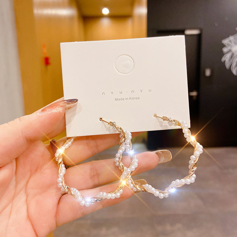 Luz de lujo de alto nivel nicho de diseño femenino sensación de aretes de bordilla temperamento perla asimetría joyería perla al por mayor