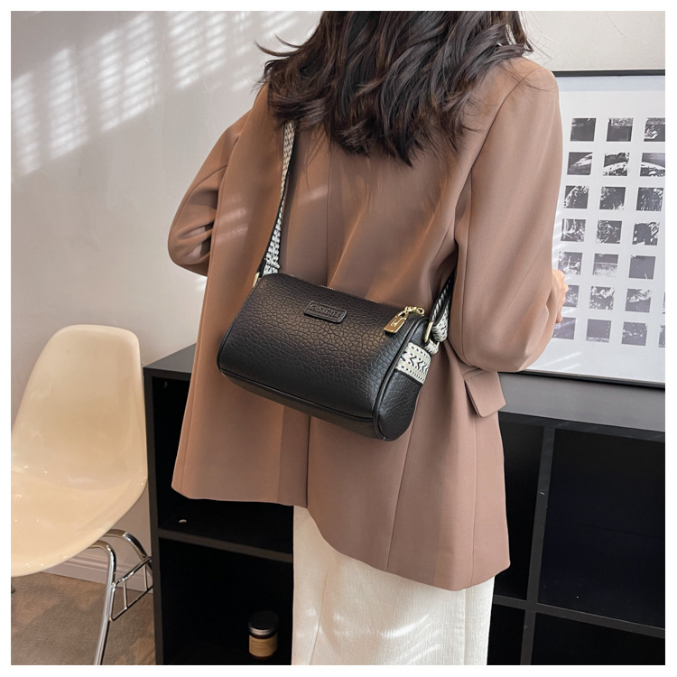 2024 Nuova borsa piccola popolare per le donne in autunno e inverno, borsa a tracolla a banda larga alla moda versatile, borsa a cuscino rossa Internet_voghion.com