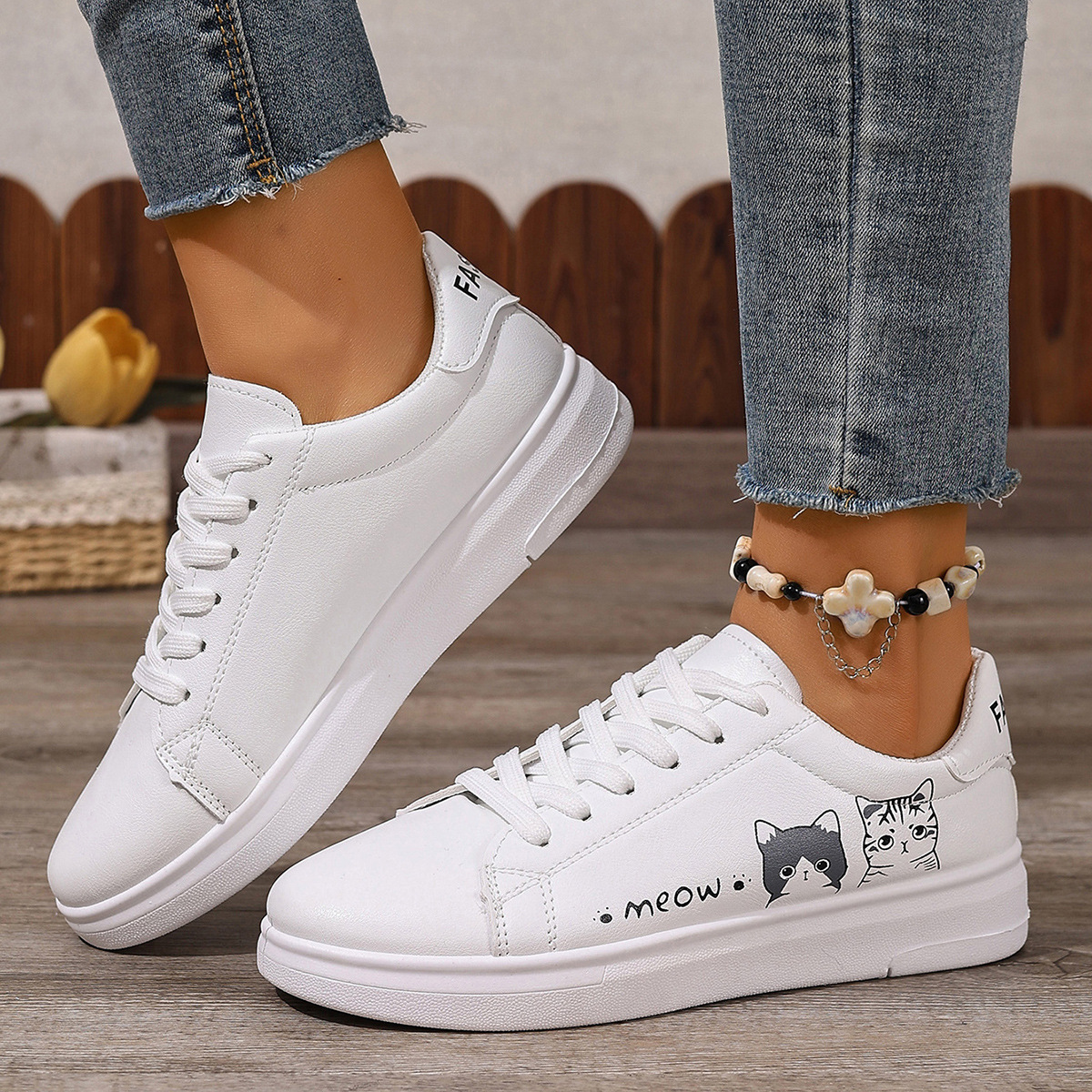 Pequeños zapatos blancos para mujeres 2025 primavera y otoño nuevo comercio exterior zapatos de plantilla estudiantes zapatos de mujer de tamaño grande zapatos deportivos casuales de cuero