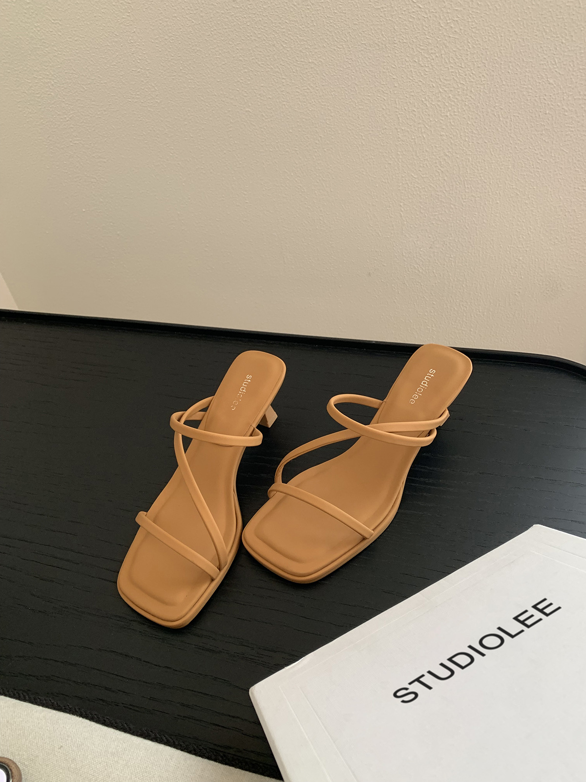 Versión de piel de oveja ~ Grape Madre con el estilo francés delgado cinturón de hadas cabeza cuadrada delgada zapatillas de tacón alto zapatillas de verano para mujeres