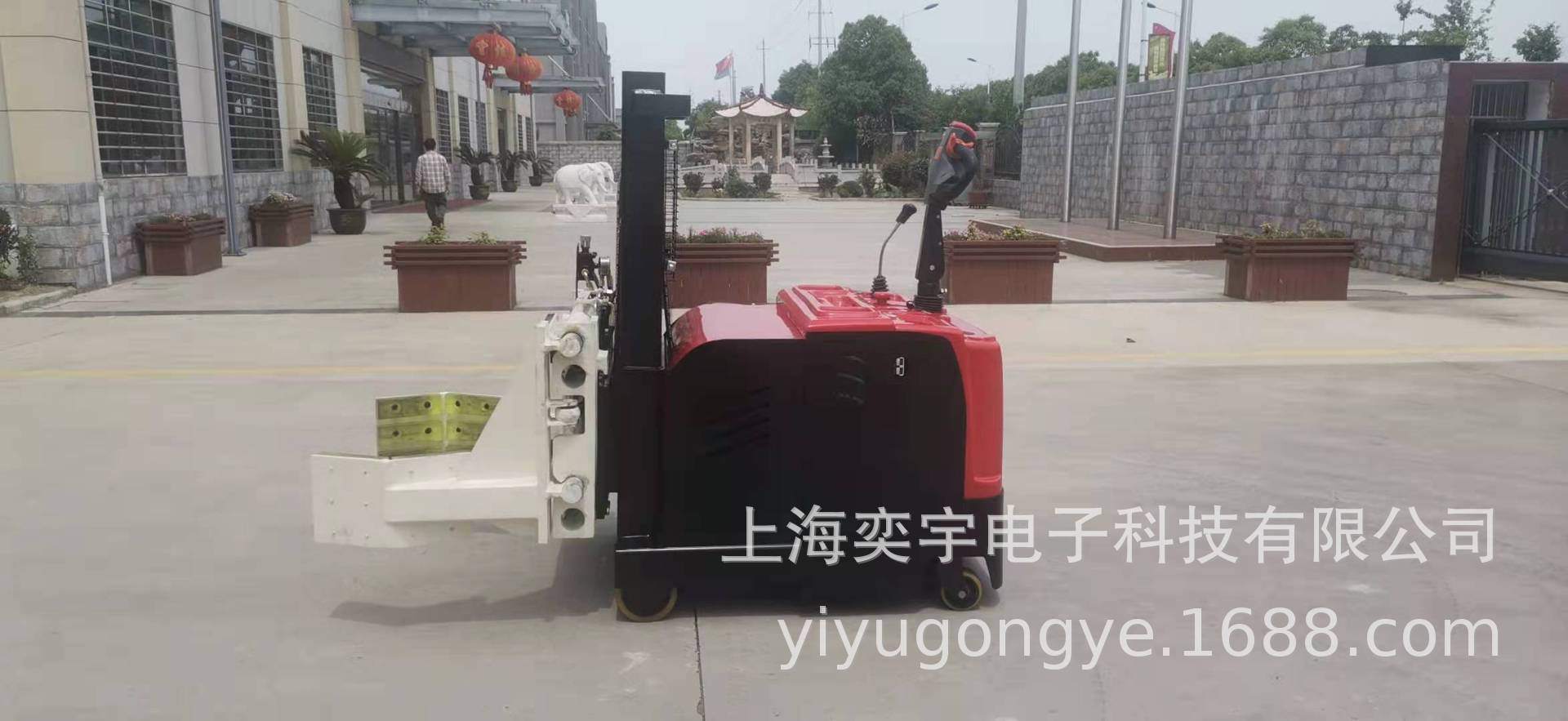 平衡重站驾式夹抱车