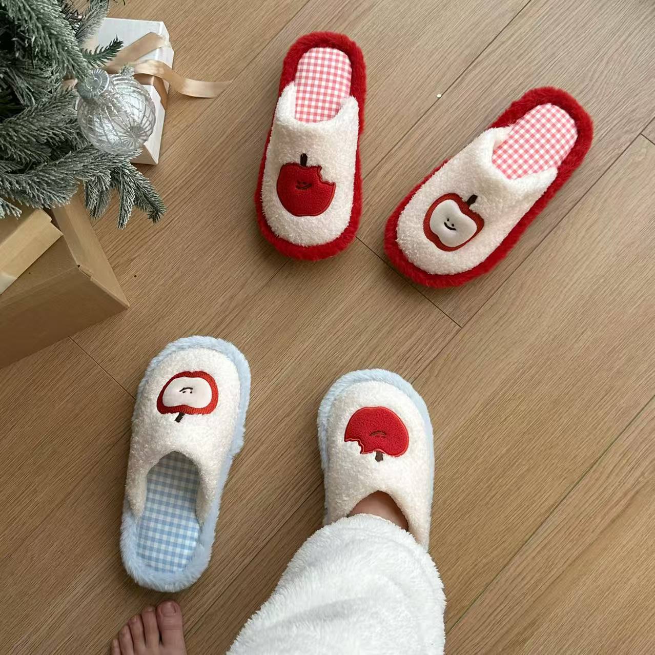 Hermosas zapatillas de peluche de manzana mujeres otoño invierno engrosado antideslizante calentamiento zapatillas de luna pareja zapatillas de algodón interior