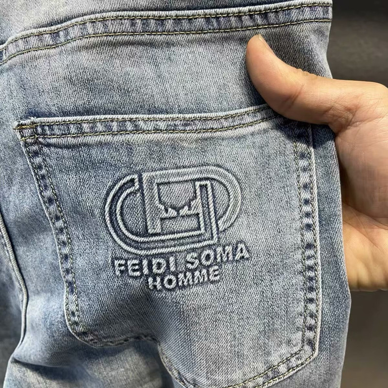 Productos europeos, lujo ligero, azul claro, jeans de nueve puntos, marca de moda masculina, delgado, estampado en relieve, pies pequeños, pantalones elásticos de 9 puntos, todo fósforo