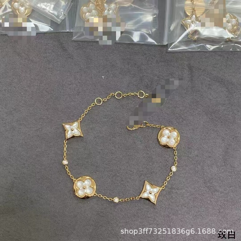 L brand four-flower and five-flower bracelet with white mother-of-pearl, diamond-shaped and mini round shapes, light luxury finely crafted version, V-shaped design with diamonds L brand four-flower and five-flower bracelet with white mother-of-pearl, diamond-shaped and mini round shapes, light luxury finely crafted version, V-shaped design with diamonds