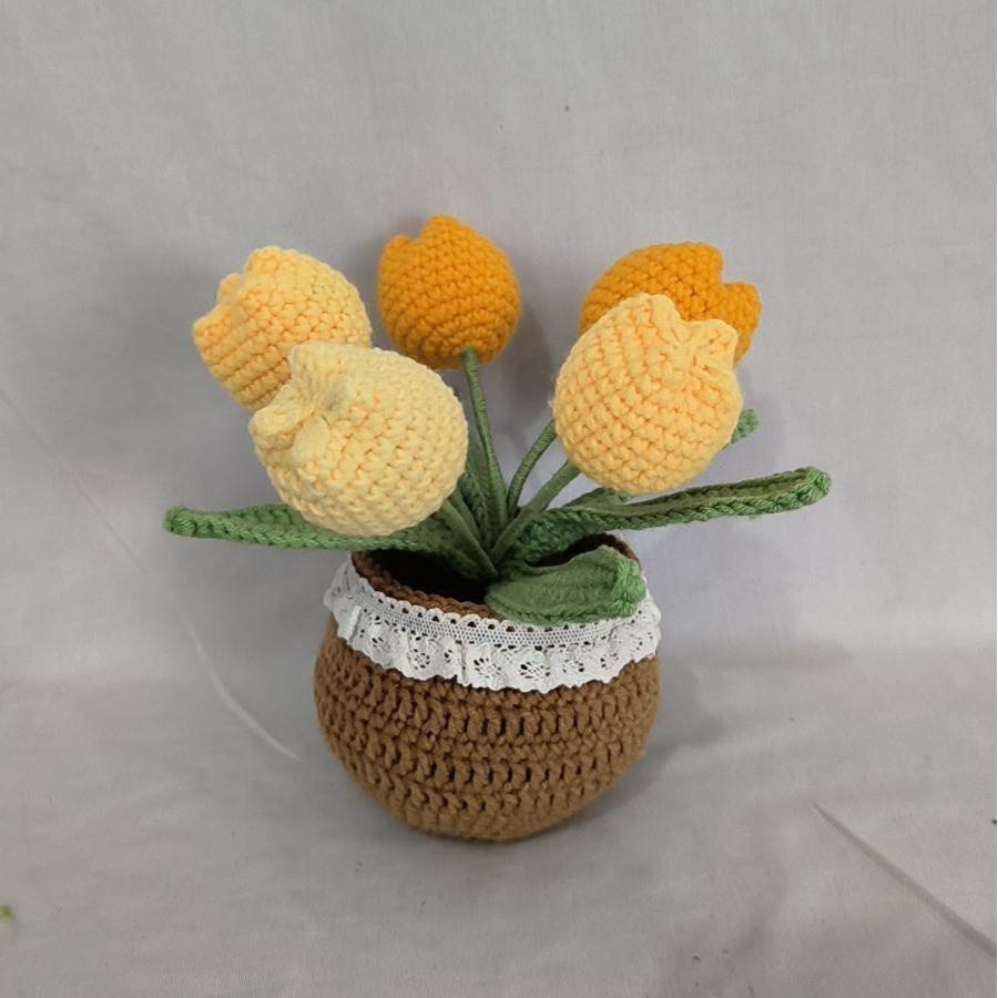 Productos terminados al por mayor transfronterizos gancho de lana artesanal tulipas en maceta regalos de mano del día de la madre lana de punto flores de imitación image 4