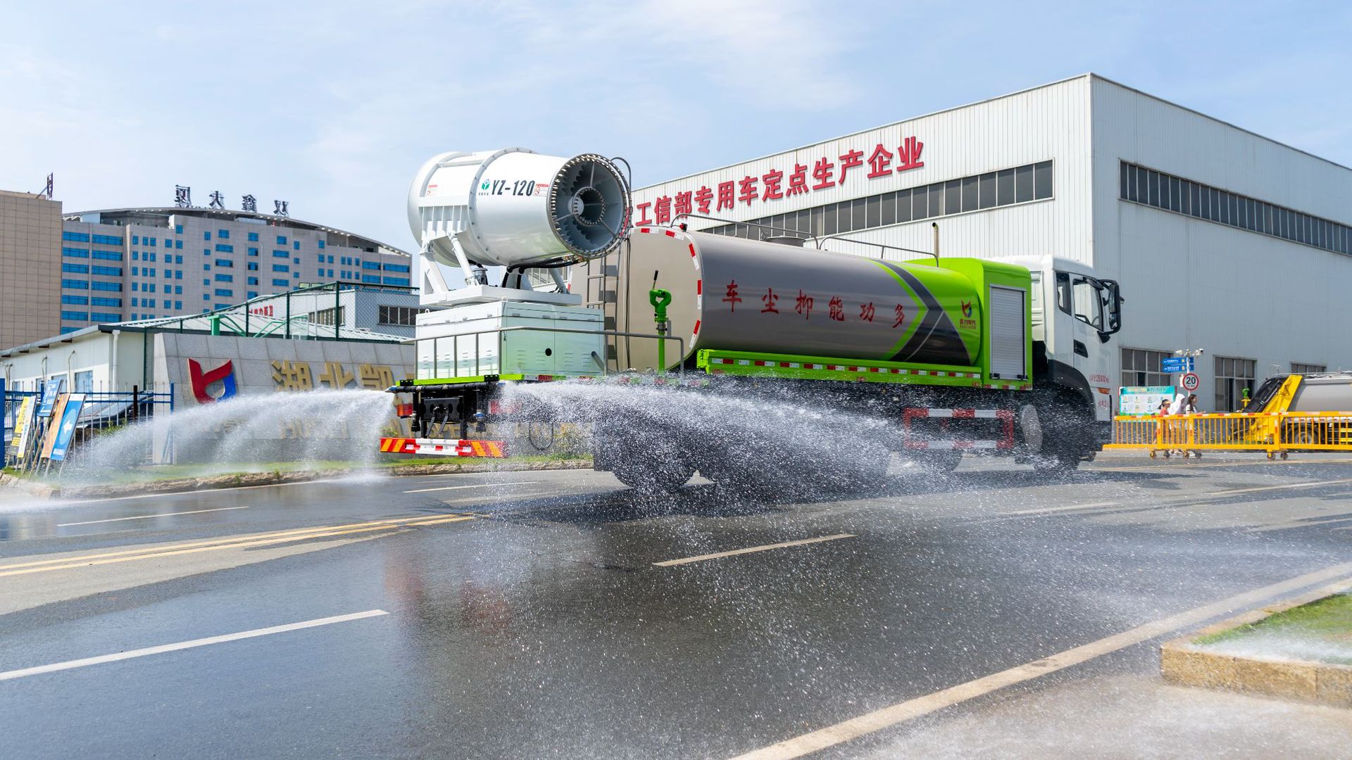 Dongfeng Tianlong Rear Twin-Axle Sprinkler and Dust Suppression Truck (Round Tank) 18.5 Cubic Meters (Fog Cannon 60~ 120m)