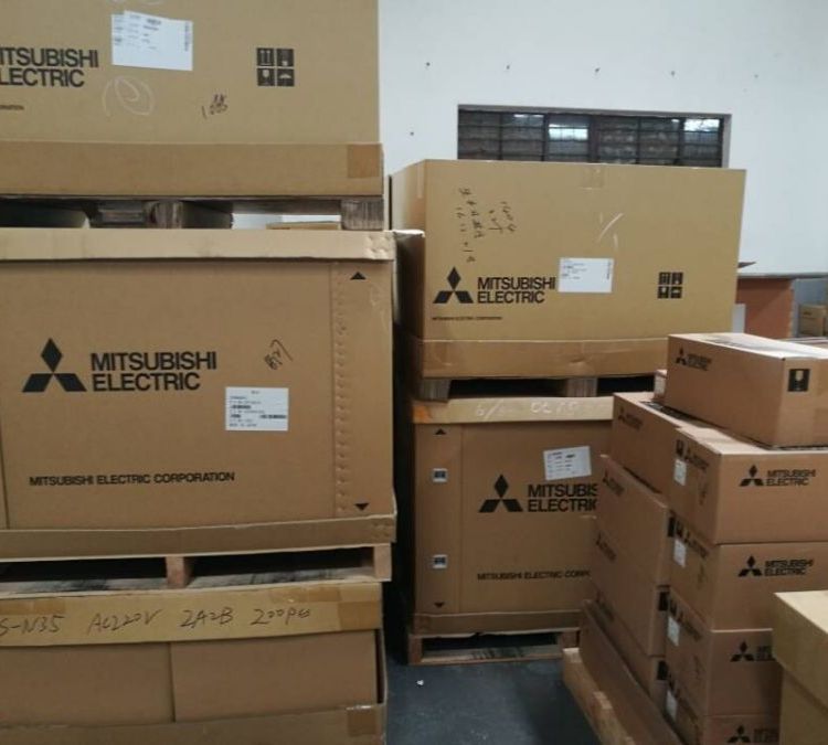 日本三菱触摸屏原装进口GT2705-VTBD