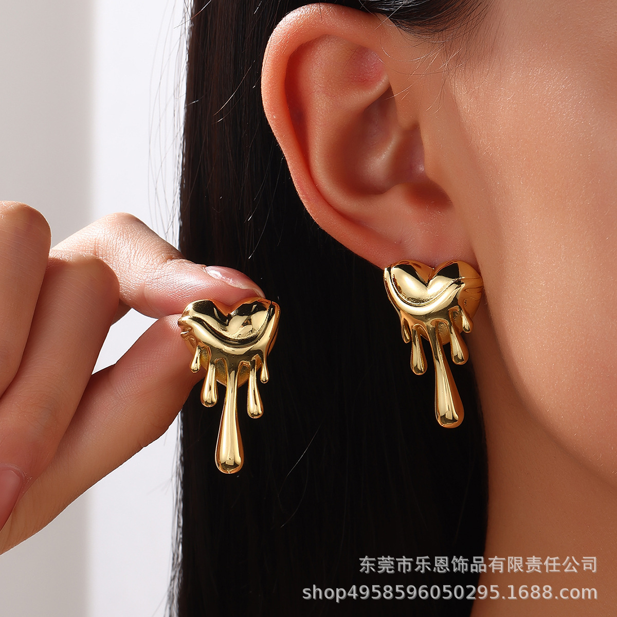 Pendientes de amor de acero de titanio populares europeos y americanos, diseño creativo de moda, lujo ligero, pendientes de corazón de melocotón de alta gama, pendientes transfronterizos