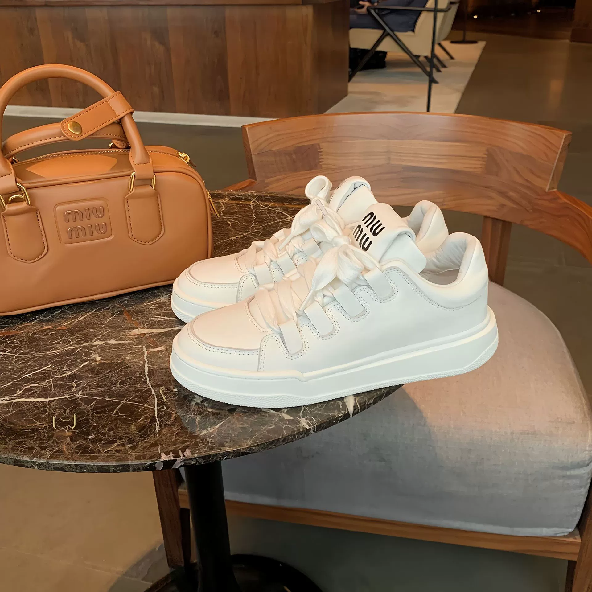 Обновите версию из коровьей кожи ~ Виноградная мама те же маленькие белые туфли