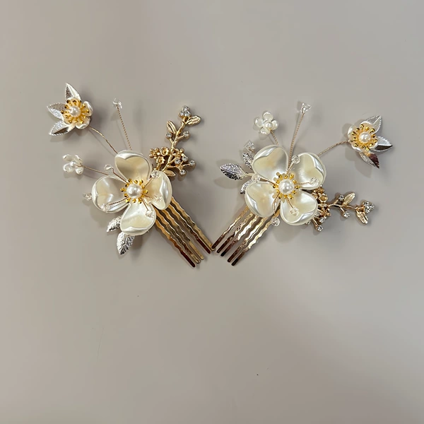537 A pair of small hair comb