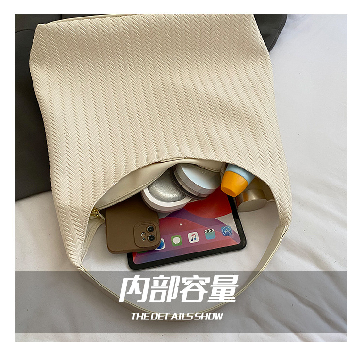 In 2025, a new Korean-style casual woven pattern large-capacity tote bag for women's commuting to work Application Scenario