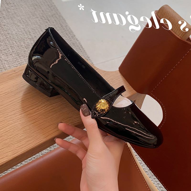 Nuevos zapatos de cuero retrógrados franceses de suela gruesa, zapatos de una sola mujer, cabeza redonda poco profunda, zapatos de una sola sola sola de botón de oro