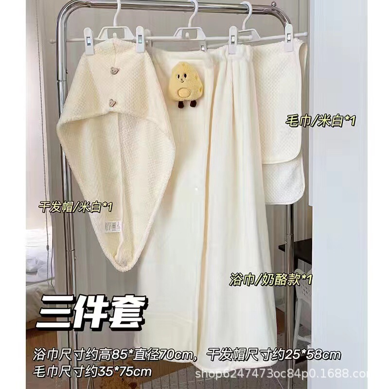 お風呂のスカートのバスタオルの髪の帽子の女性は家庭用のお風呂を包むことができます。|undefined