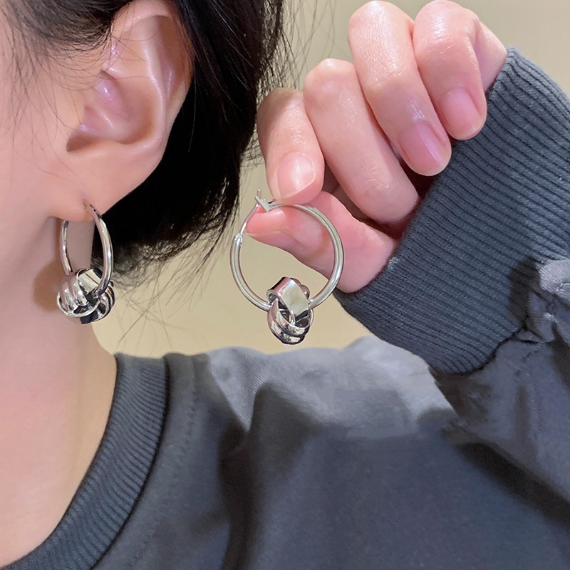 Cold Style Metal Tie Ear Ring Women's Light Luxury High-end Sense Circle Earrings 2024 New Hot Style Design Sense Earrings