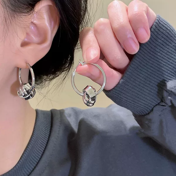 Cold Style Metal Tie Ear Ring Women's Light Luxury High-end Sense Circle Earrings 2024 New Hot Style Design Sense Earrings
