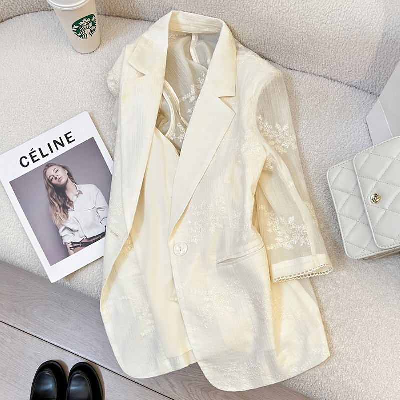 Summer Lightweight Off-White Embroidered Blazer for Women 2026 New Style High-End Fashion Versatile Small Suit