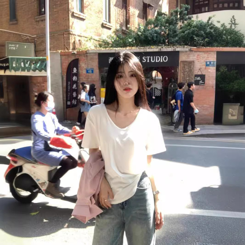 U-Neck T-Shirt for Women, Short-Sleeved, White, Regular Shoulder, Summer 2026, Large Neckline, Loose Fit, Slimming, Solid Color Top, Undershirt