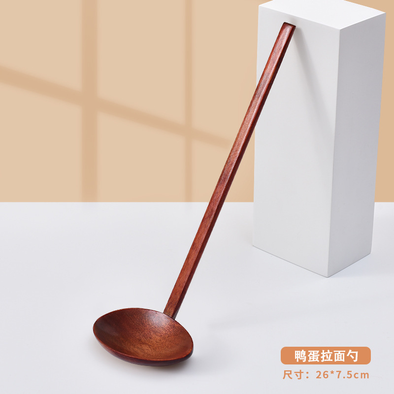 アヒルの卵のラーメンのスプーンのすき焼きのスプーンの木製の長い柄のスプーンは食事してスープの木のスプーンの味の千ラーメンのスプーンを飲みます。|undefined