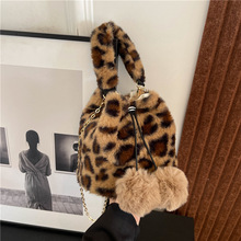 秋季可爱毛球抽带水桶包2025新款洋气豹纹复古单肩包链条斜挎女包