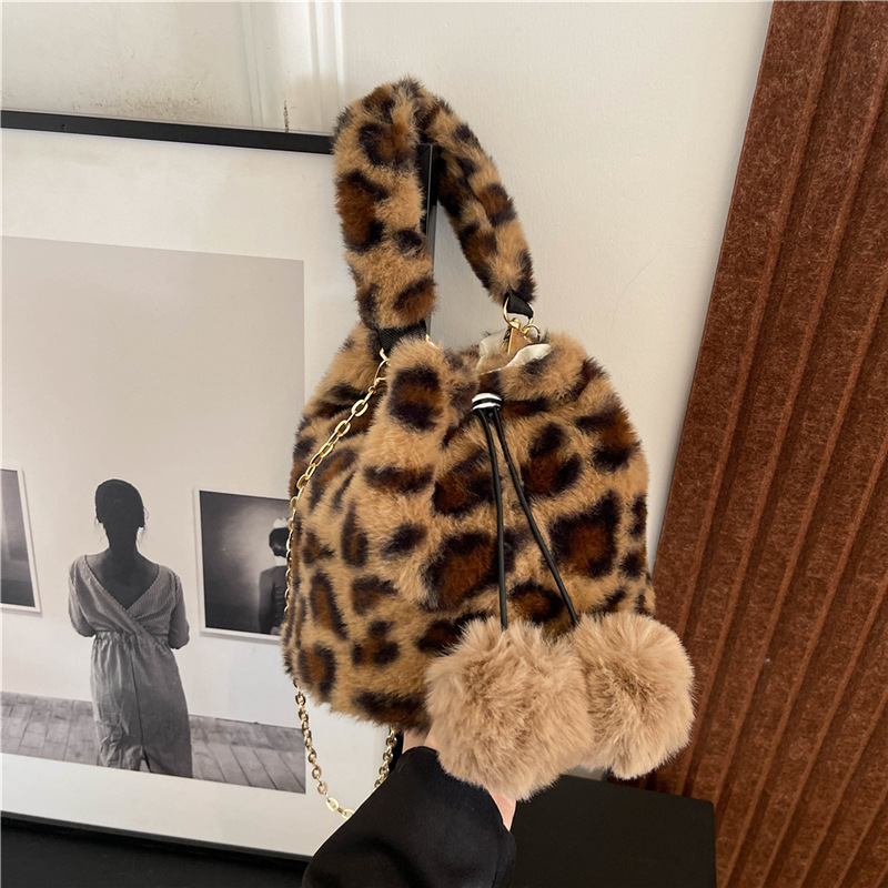 秋季可爱毛球抽带水桶包2025新款洋气豹纹复古单肩包链条斜挎女包