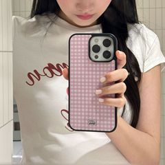 ピンクの格子柄と黒の縁取りのソフトエッジのスマホケース。iPhone 17 Pro Max/15/13 Pro/12/11対応。光沢仕上げ。
